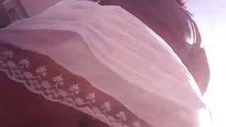 Morena peituda chupa uma vara grossa e leva os dedos