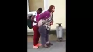 Petite asiática montando um pandanarum e fazendo sexo lisan